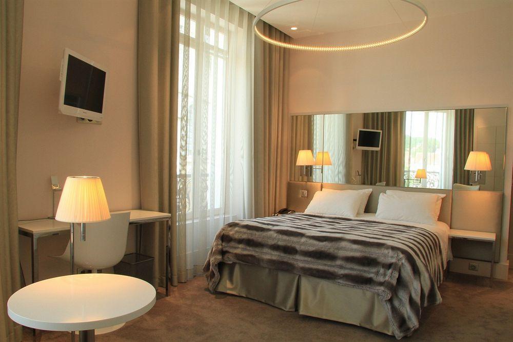 Le Cesar Hotel Plan-de-Cuques Buitenkant foto